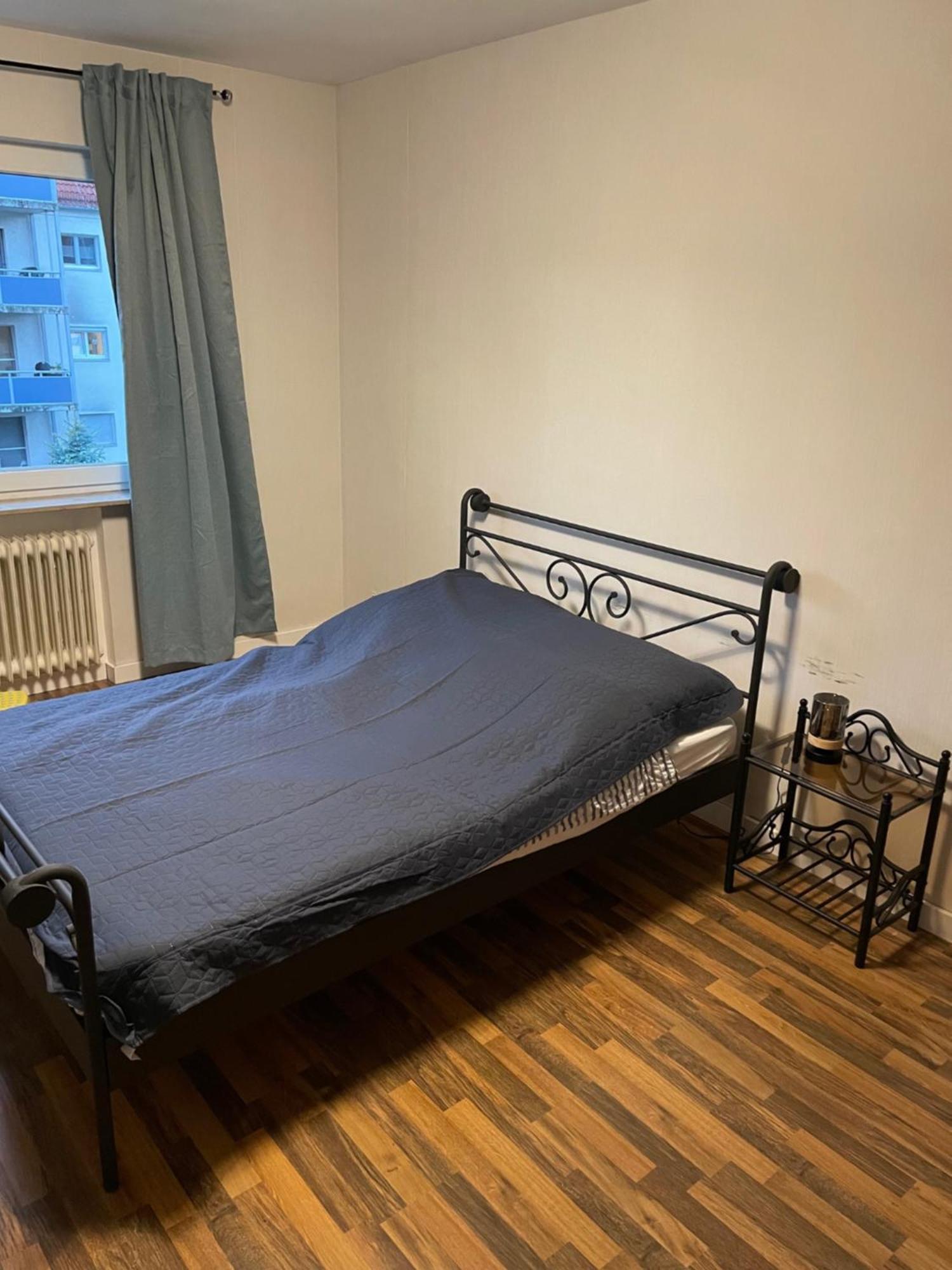 Graues Zimmer In Wohnung Mit Balkon Gelnhausen Esterno foto